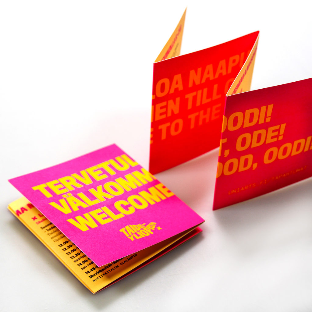 Kuvassa AM Digipainon valmistamia esitteitä, eri kokoisia ja värisiä.