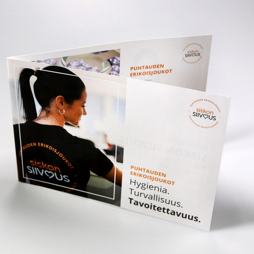 Kuvassa AM Digipainon valmistamia esitteitä, eri kokoisia ja värisiä.