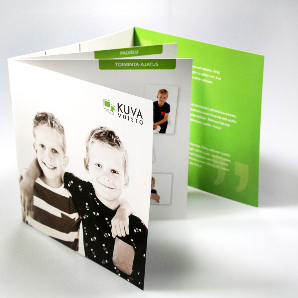 Kuvassa AM Digipainon valmistamia esitteitä, eri kokoisia ja värisiä.