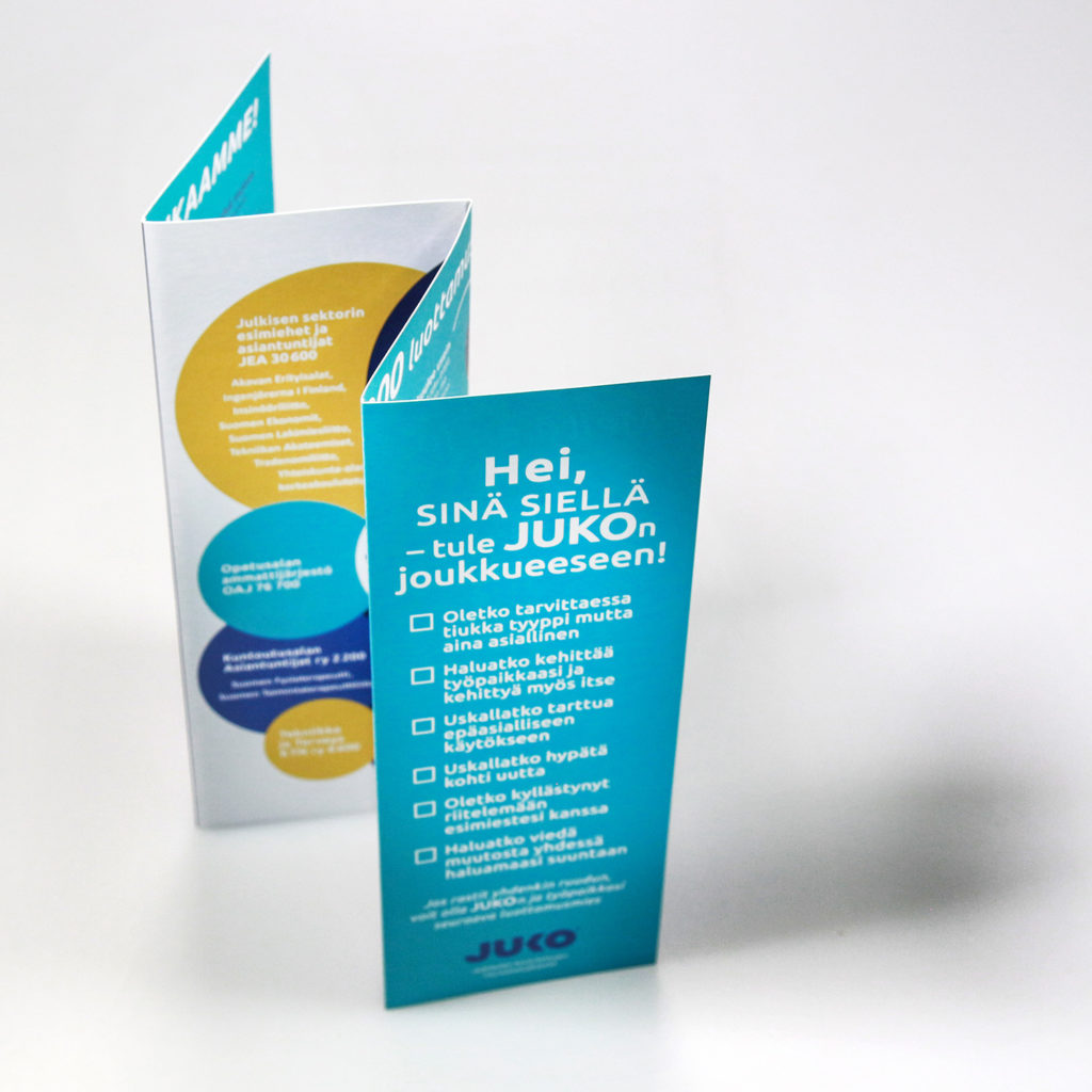 Kuvassa AM Digipainon valmistamia esitteitä, eri kokoisia ja värisiä.