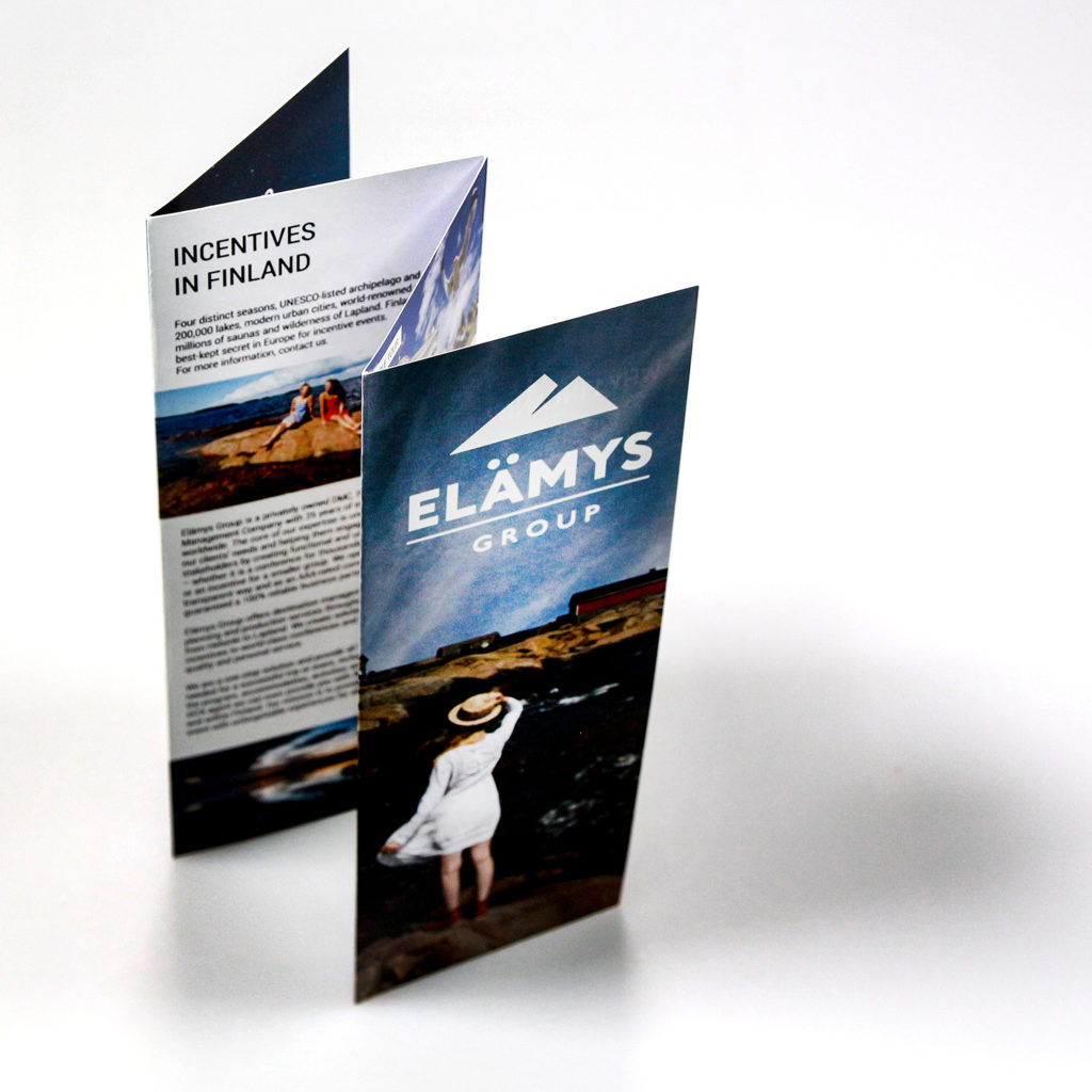 Kuvassa AM Digipainon valmistamia esitteitä, eri kokoisia ja värisiä.