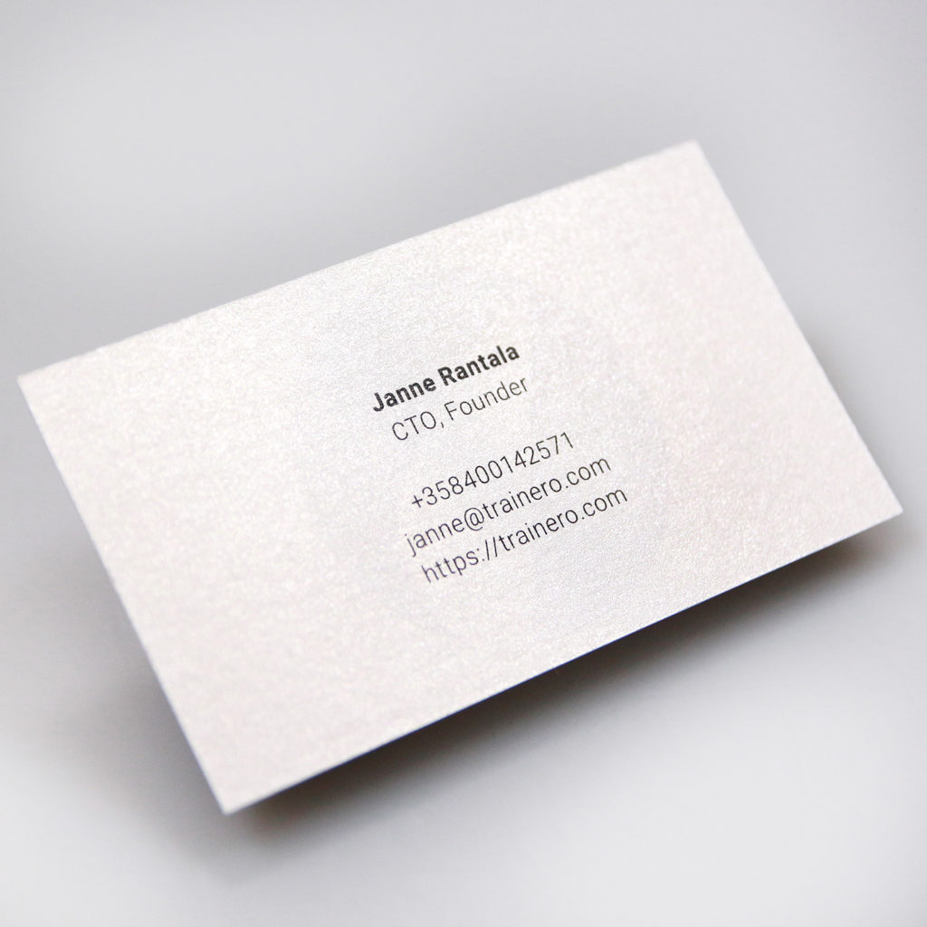 Kustomoidut käyntikortit, jotka erottuvat kilpailijoista.