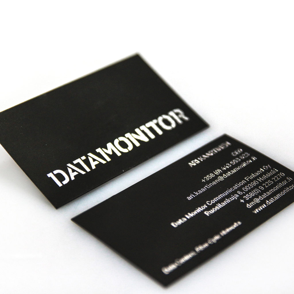 Käyntikortit erilaisilla painatusvaihtoehdoilla, kuten kohopainatus ja metallivärit.