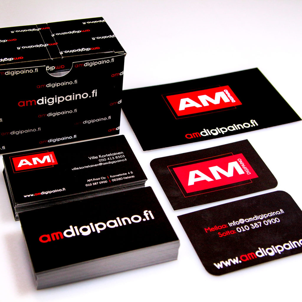 Asiakkaan toiveiden mukaan toteutettu käyntikorttien graafinen suunnittelu.