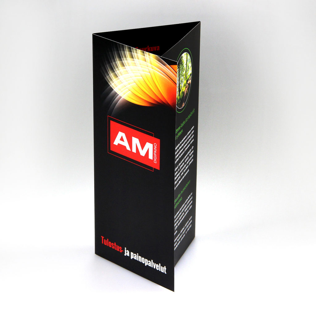 Kuvassa AM Digipainon valmistamia esitteitä, eri kokoisia ja värisiä.