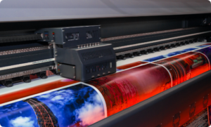 Julisteiden painatus kirkkailla väreillä ja korkearesoluutioisilla kuvilla.