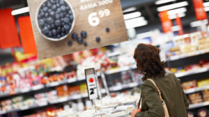 Myymäläsuunnittelun esittelykuva – Visuaalinen esitys myymäläratkaisuista, jotka tekevät tuotteista houkuttelevampia ja helpommin löydettäviä