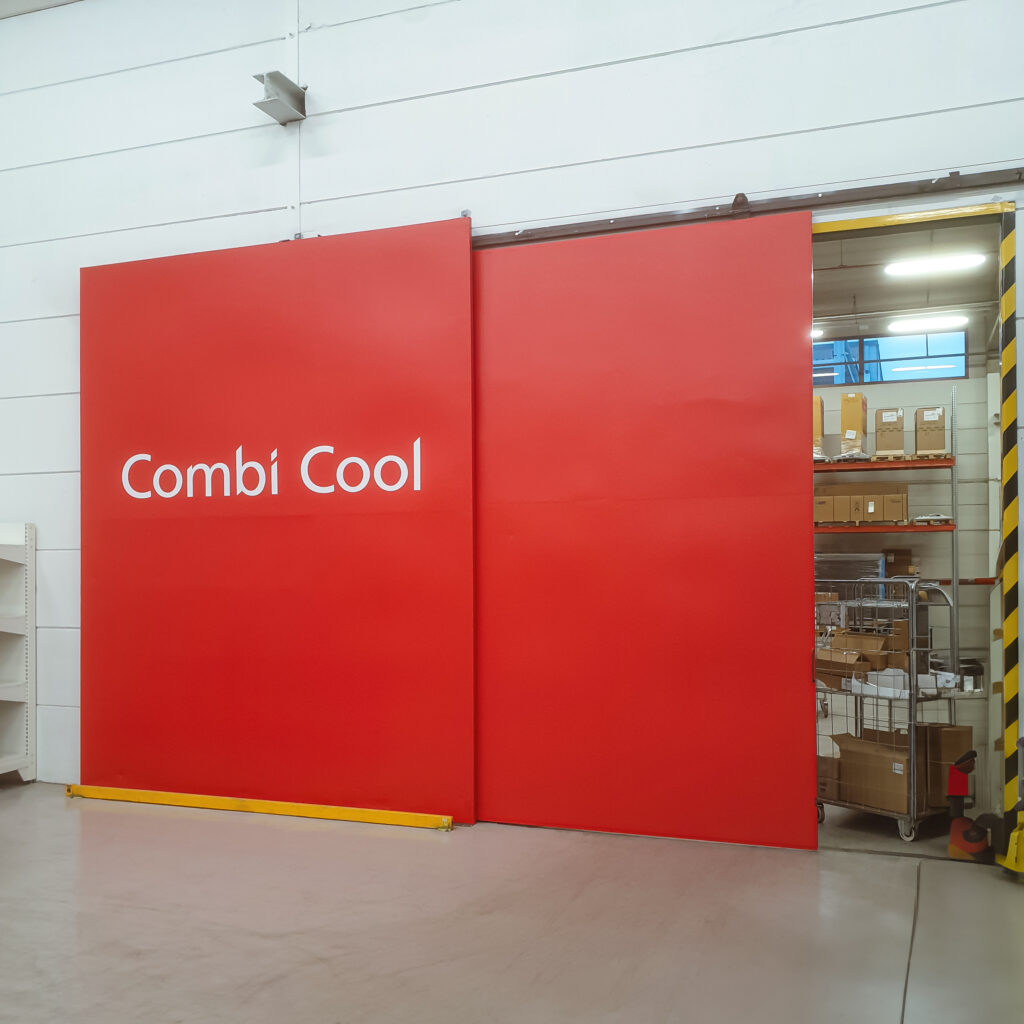 Toimitilan ikkunoihin ja seiniin asennettuja teippauksia, jotka lisäävät yrityksen näkyvyyttä