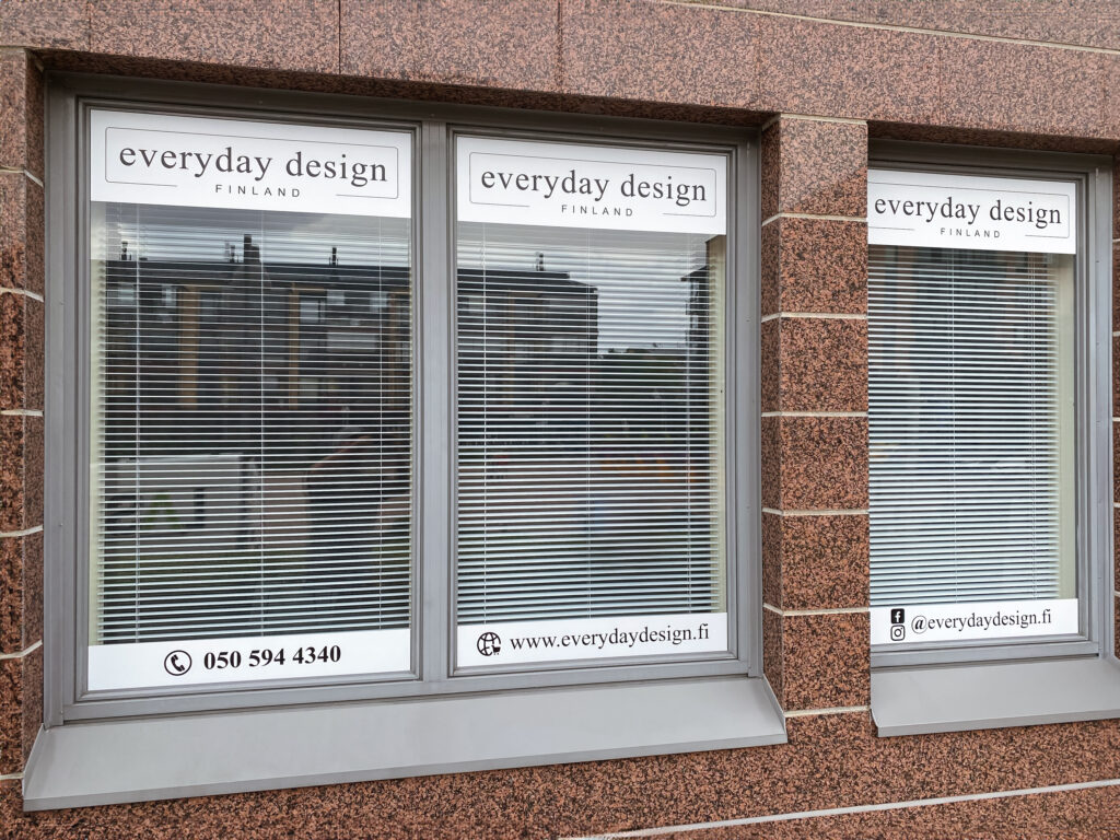 Värikkäitä ja brändättyjä ikkunateippauksia, jotka parantavat näkyvyyttä kivijalkamyymälässä.