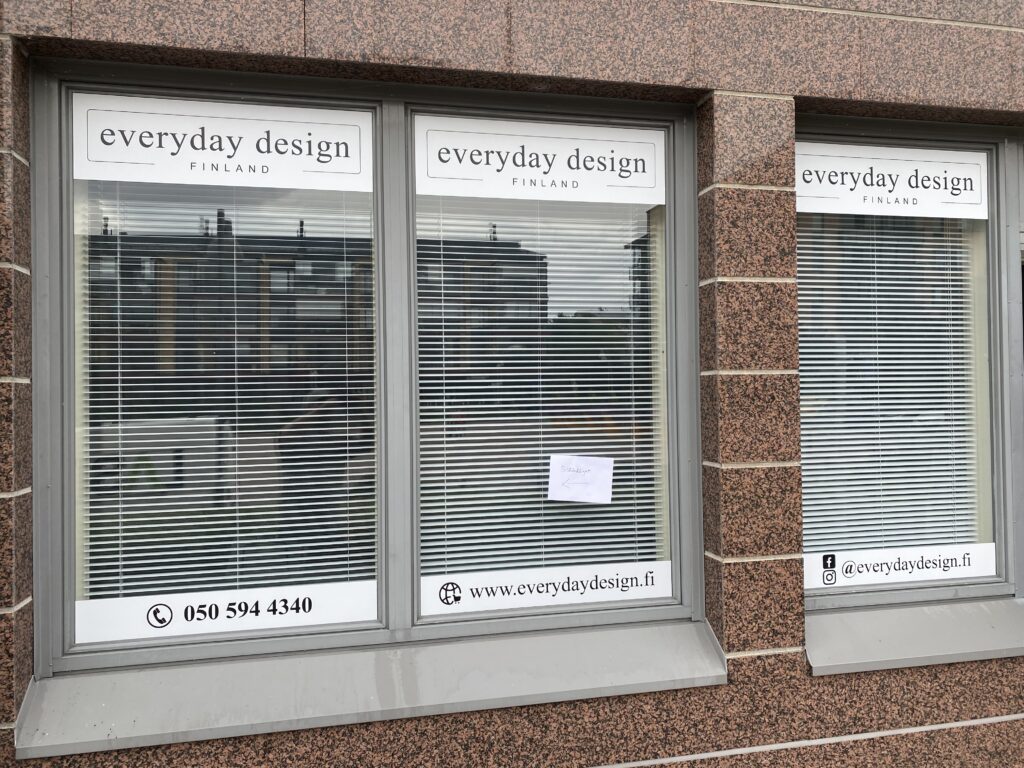 Värikkäitä ja brändättyjä ikkunateippauksia, jotka parantavat näkyvyyttä kivijalkamyymälässä.