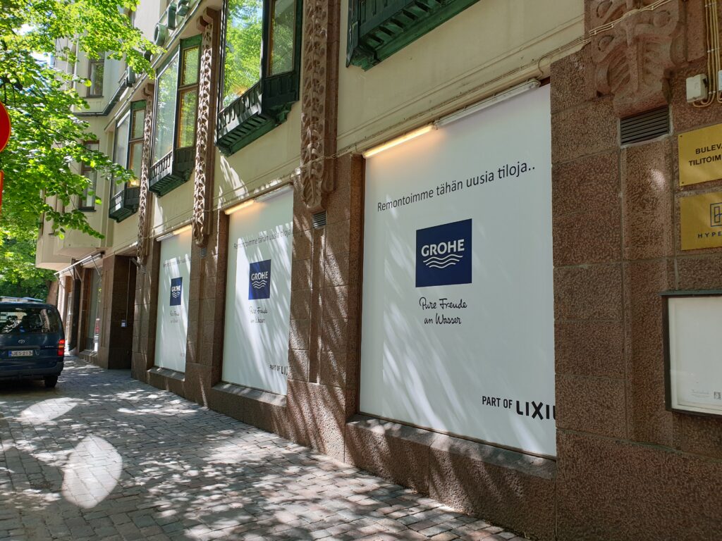 Esimerkki myymäläteippauksista, jotka korostavat yrityksen brändiä ja houkuttelevat asiakkaita