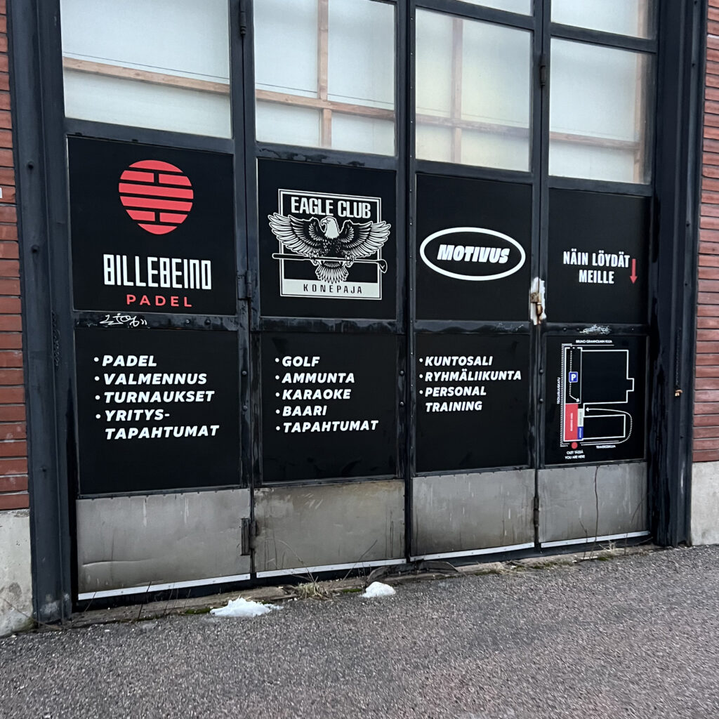 Esimerkki myymäläteippauksista, jotka korostavat yrityksen brändiä ja houkuttelevat asiakkaita